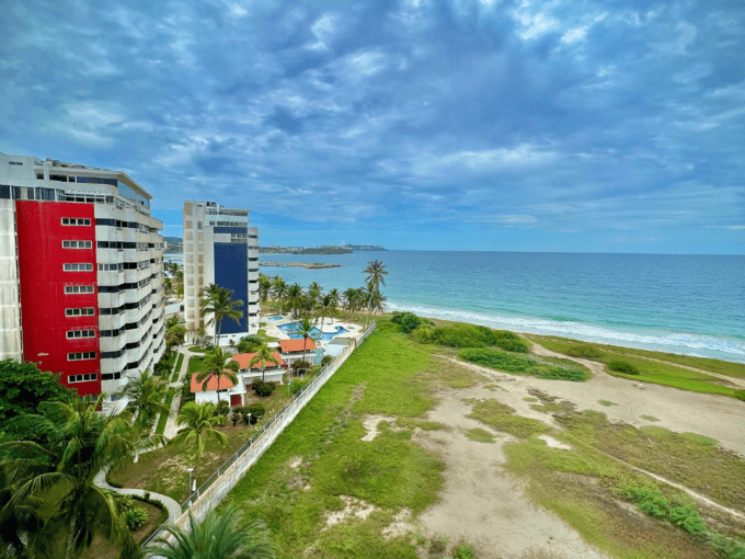 Moderno Apartamento en conjunto privado con vista panorámica al mar